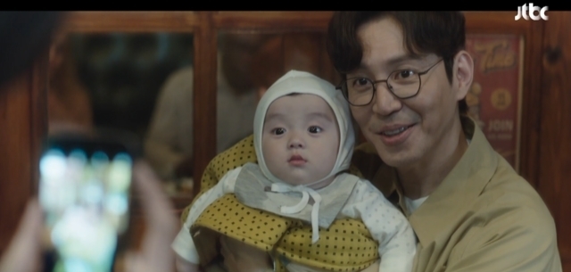 Kim Dong-ha was the paternity of Choi Won-young, but Jae-young Kims obsession continued.In the 13th episode of JTBCs Drama The Person Who Resembls You (playplayed by Yu Bora and directed by Lim Hyun-wook), which was broadcast on November 24, the results of An Lake (played by Kim Dong-ha)s paternity test were revealed.Park Young-sun (Kim Bo-yeon) questioned An Lakes paternity on the fact that Seo Woo-jae (Jae-young Kim) signed his guardian at the time of his birth.Park Young-sun called Jung Hee-joo (Ko Hyun-jung) and sat down in front of him and tried to examine the saliva of An Lake.The result was revealed immediately the next day: the reversal was that An Lake, unlike his worries, was the paternity of Ahn Hyun-sung (Choi Won-young), not the son of Seo Woo-jae.And it was implied through various lines that Ahn Hyun-sung already knew this fact.First, Park Young-sun chased himself who tried to test his paternity and said that Ahn Hyun-sung was Lake is my son with confidence. Have you done it already?After the test results, Jung Hee-joos friend Lee Dong-mi (Park Sung-yeon) revealed to Jung Hee-joo that Your mother-in-law, who was inspected by her paternity, is gross, but your husband did it again. Jung Hee-joo was relieved that Ahns father, who even doubted himself, was revealed to be Ahn Hyun-sung.In the meantime, during the past Irish cohabitation, Seo Woo Jae seemed to be a son of who An Lake is to Jung Hee-joo.  (Lake is my son).Lake I raised it, he said.