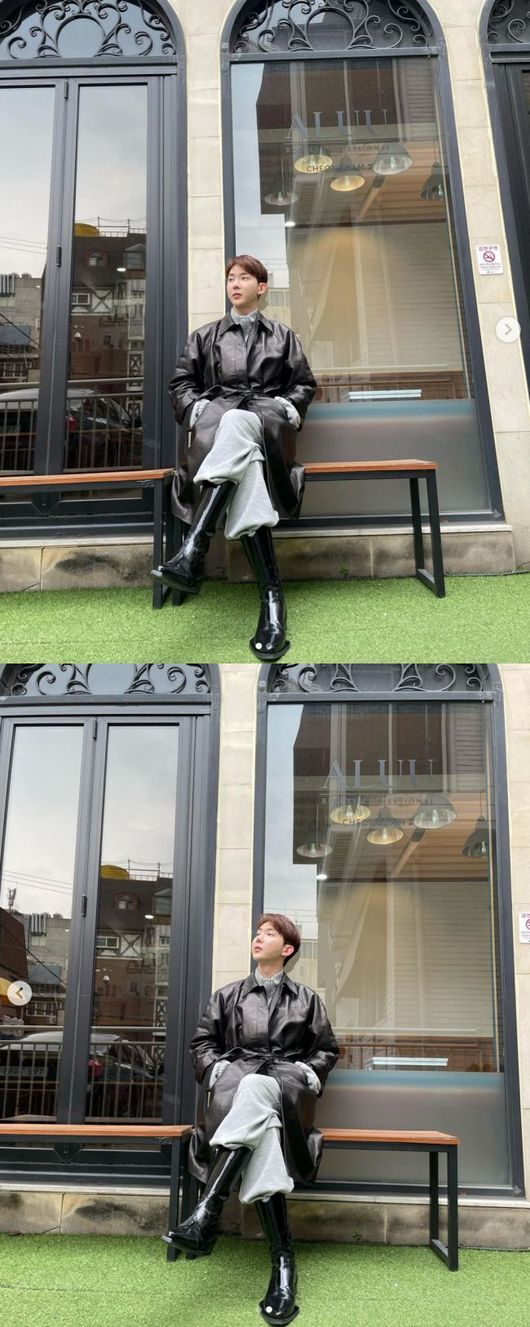 Group AM member Jo Kwon has unveiled an extraordinary daily fashion.Jo Kwon posted two photos on his SNS on the afternoon of the 25th, saying, Its a long time shop photo zone.The photo released shows Jo Kwon, who is taking a picture of the flower director after visiting the shop.Jo Kwon posed after neatly refurbished and relaxed to capture the daily routine.In particular, Jo Kwon wears a long leather coat and a black long boots, and the gray training suit fashion is completed inside.Jo Kwon recently released his new album Ballad 21 F/W in seven years with 2AM members.Jo Kwon SNS