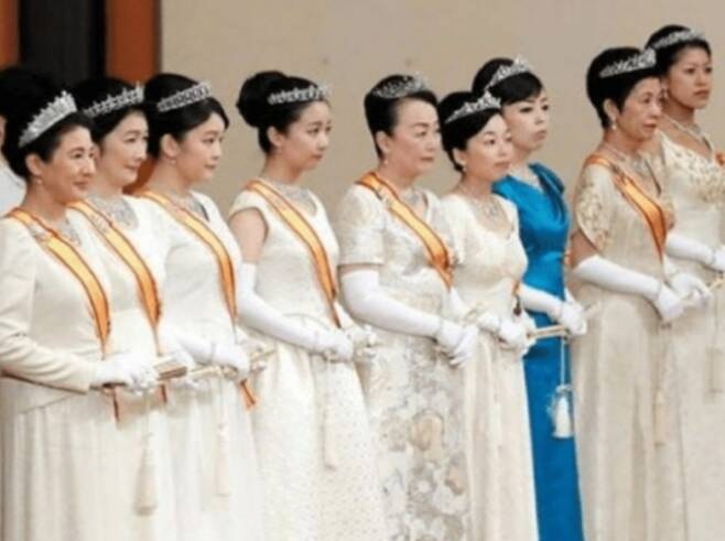 각자의 티아라를 착용한 일본 여성 왕족들의 모습 자료사진