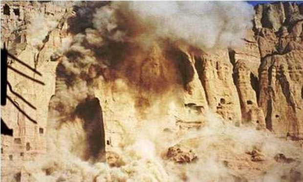 2001년 3월 9일 탈레반이 바미안 석불에 폭탄을 투하하는 모습.