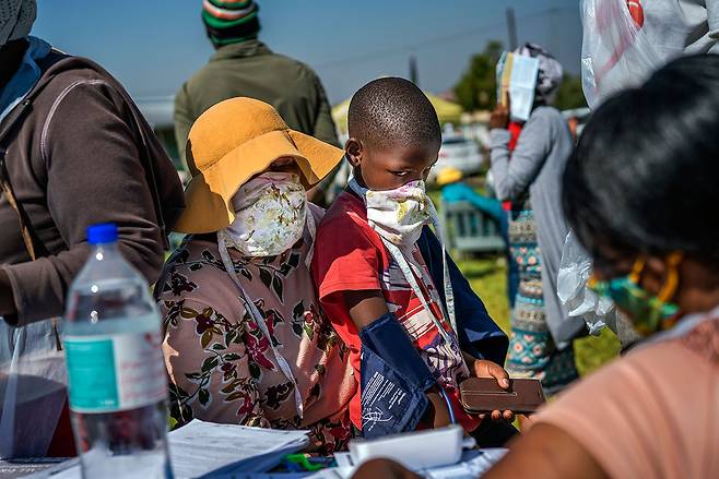 2020년 5월, 남아프리카공화국 요하네스버그의 이동 검사소에서 한 아이가 진료를 받고 있다. ⓒAP Photo