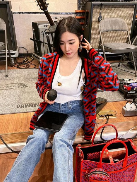 Tiffany Young, from the group Girls Generation, showed off her fairy beauty.On the afternoon of the 25th, Tiffany Young posted several photos on his instagram with the phrase dear santa bb.Tiffany Young in the photo is taken in the practice room.Tiffany Young looked thrilled at the idea of singing to fans after she was dressed up as a luxury from head to toe.Domestic and foreign fans who saw the post showed affection to Tiffany Young with heart emoticons.Meanwhile, Tiffany Young released the 2019 album Run For Your Life, which has recently continued to tour the province as Roxy Hart in the musical Chicago.