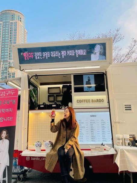 Actor So Yi-hyun has certified a coffee tea gift.On the afternoon of the 25th, So Yi-hyun posted several photos on his instagram with the phrase Thank you for my companion H & Entertainment.So Yi-hyun in the photo is taking a certified shot in front of a coffee car that arrived at the scene of the drama Red Guddu. It is impressive to see a smile while looking at coffee.He added, Our family members for shooting and shaking. He showed affection for his agency.So Yi-hyun, meanwhile, has two daughters in 2014 with Actor In Gyo-jin and marriage.So Yi-hyun is currently appearing on KBS2 drama Red Guddu.
