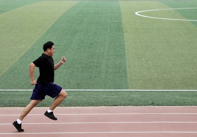 체력시험에서 100m 달리기를 뛰고 있는 지원자(출처=뉴스1)