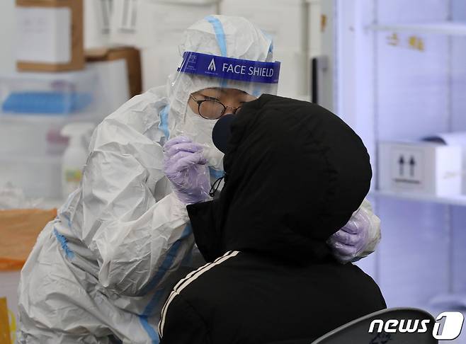서울 송파구 송파보건소에 마련된 코로나19 임시선별검사소를 찾은 시민들이 검체 검사를 받고 있다.© News1 박세연 기자