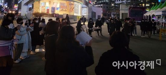 플래시몹 뒤에 이어진 참가자들의 발언을 시민들이 지켜보고 있다./박현주 기자 phj0325@