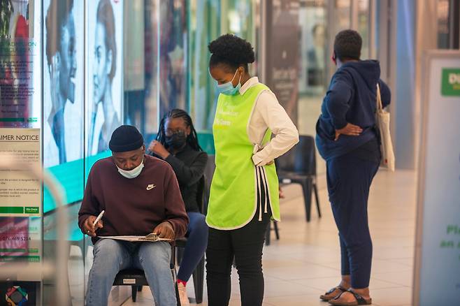 남아프리카공화국 요하네스버그 쇼핑몰에서 사람들이 백신 접종을 기다리고 있다./AP=연합뉴스