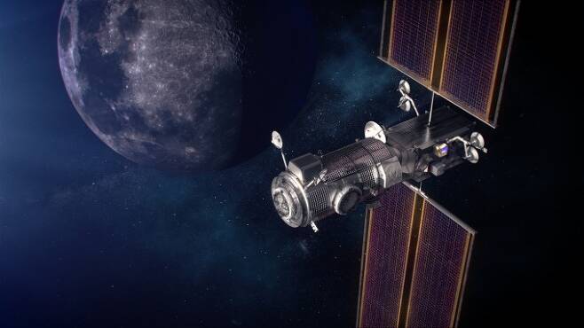 아르테미스 계획은 2024년까지 달에 우주인을 보내고 2028년에는 달 탐사 전초기지인 루나 게이트웨이를 건설한다는 목표를 담고 있었지만 우선 우주인 탐사 프로젝트는 연기될 것으로 보인다. NASA 제공