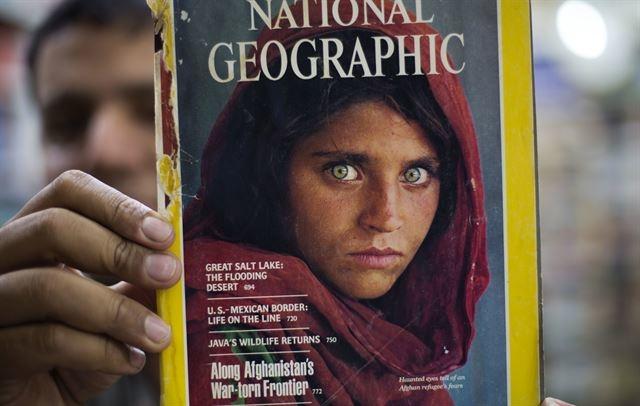 1985년 내셔널지오그래픽 표지에 실렸던 아프가니스탄 난민 소녀 샤르바트 굴라의 모습. AP 연합뉴스 자료사진