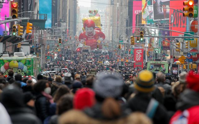 25일 미국 뉴욕 맨해튼 거리에 수많은 관람객이 운집한 가운데 제95회 메이시스 추수감사절 퍼레이드가 펼쳐지고 있다. 뉴욕=로이터 연합뉴스