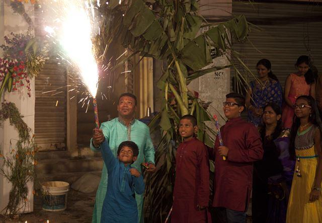 지난 2017년 인도인들이 디왈리 축제를 즐기고 있다. 하이데라바드 = AP 연합뉴스