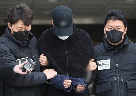 데이트 폭력과 스토킹 피해로 경찰의 신변 보호를 받던 전 여자친구를 살해한 혐의를 받는 김모씨(35)가 22일 서울 서초구 서울중앙지법에서 영장실질심사를 마치고 이동하고 있다. 뉴스1