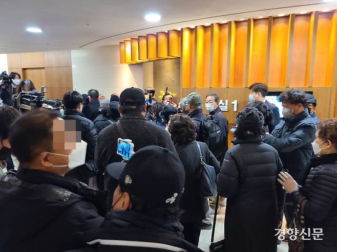 지난 24일 전두환씨 빈소 앞에 조문하러 온 보수단체 회원들이 모여있다. 이홍근 기자