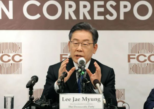 Emphasis on Practical Diplomacy: Lee Jae-myung, the presidential candidate of the ruling Democratic Party of Korea answers a question at a debate organized by the Foreign Correspondents’ Club at the Korea Press Center in Jung-gu, Seoul on November 25. National Assembly press photographers