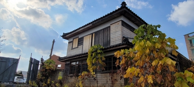 지난 18일 기자가 찾은 전북 익산 주현동의 구 일본인 농장 사무실. 일본식 2층 목조 건물 형태다. 일제강점기 농업 수탈의 역사를 보여주는 장소로서 가치를 인정받아 지난 2015년 국가등록문화재로 지정됐다.