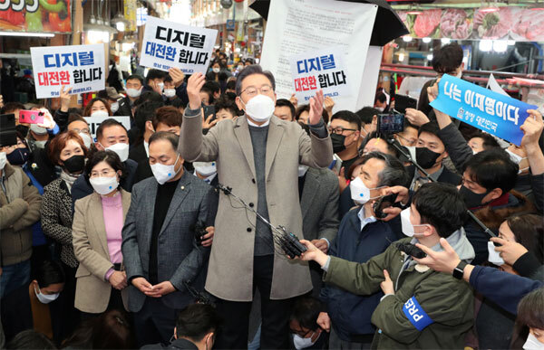 이재명 더불어민주당 대선후보가 26일 전남 목포시 동부시장을 찾아 지지자들을 향해 연설하고 있다. [연합뉴스]