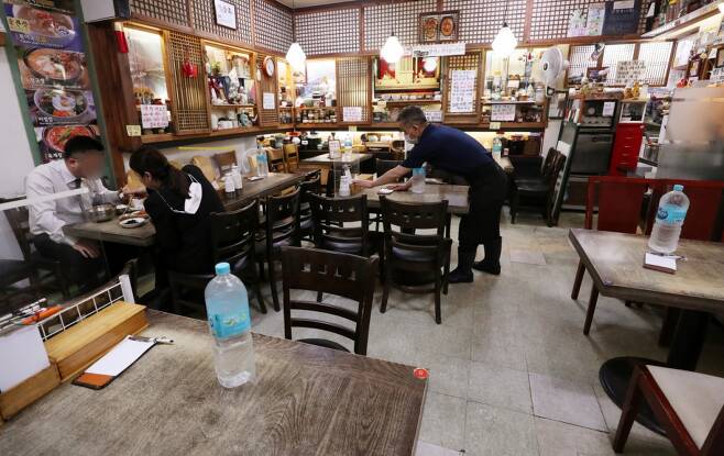 신종 코로나바이러스 감염증(코로나19) 확산 예방을 위해 사회적 거리두기 4단계가 2주 연장된 가운데 서울 한 식당이 점심시간에도 비교적 한산한 모습을 보이고 있다./사진 제공=뉴스1
