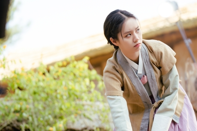 A scene was captured where Yoo Seung-ho, a Dok2-quality artisan who cuts logs at once, caused a pupil earthquake in Hyeri.Following The Kings Affaction, KBS 2TVs new Mon-Tue drama Thinking of Flowering Moon (directed by Hwang In-hyuk / Playwright Kim Joo-hee / Production of Flowering, and Monster Union Co., Ltd., a cultural industry specialist company, will be on Nov. 26 to Nam Young (Yoo Seung-ho) And the SteelSeries, which is a switching eye of the river (Hyeri), was unveiled.Thinking of the Moon when it blooms is the most powerful era of abstinence in history, the principle of cracking down on smugglers, and the pursuit romance of the artificial art of the smuggler GLOW, who wants to change his life by making alcohol.In particular, the Online Broadcasting Movie Platform Wave is expected to be in the second half of the year, with great expectations due to its participation in investment.Namyoung is a rural Xianbei who is a person who takes a great deal of learning and learning and walks the degree of Xianbei.As a real family leader, he had a personality that did anything for the sake of earning a living, even though he was a man.Nam Young is looking at the public Steel Series without a desire to visit the road that is doing Dok2.It seems to be the shock itself to do Dok2 with GLOWs body in his values.On the other hand, rather than being surprised or embarrassed by his appearance, he responds with a keen eye, rather than looking at Nam Young, who is embarrassed as if it is an algebra.The two showed off their sprainy chemistry and made them expect to play in the future.In addition, I wonder what kind of story I am playing in the house yard with Namyoung.There is a growing interest in the story of Namyoung and Roro, who do not fit like water and oil every single trivial day.