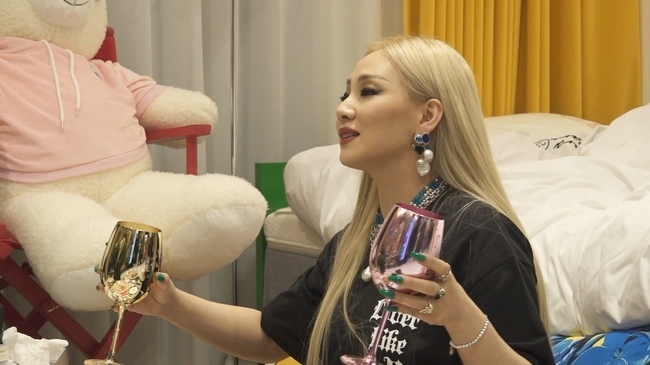 2NE1 members regroup in I Live AloneMBC I Live Alone, which will be broadcasted at 11:10 pm on November 26, will reveal the first housewarming of live Rabaks life.Live Rabak invites 2NE1 leader CL, who has been living in the hostel for eight years to celebrate his first independence, to Housewarming.Until the CL arrives, the struggle cooking heat of Yo-al-mock live Rabak is unfolded in a tight time, raising expectations.Finally, CL, who entered the live Rabak House, was surprised to see the state of the devastated kitchen.The lesser CL goes straight to the kitchen without a breath as soon as it arrives, causing a laugh.CL will show off the life-saving aspect of Reversal Story, bringing new life to skillful skill.Live Rabak is pouring out the admiration as if it is a guest by the side of CL, which cooks dishes as well as dishes.Im so tired, I want to go home, said CL, who was tired of housewarming, who was the owners evangelist.), and then he shouts firmly, Get off the induction electricity!On this day, Live Rabak and CL leave Memories Travel recalling the days when they were working as 2NE1.The live rabak, which was touched by the impression of the time when they were together, and the upper drama of CL, which consistently became the impressive destroyer (?) with straight instinct, cause laughter.