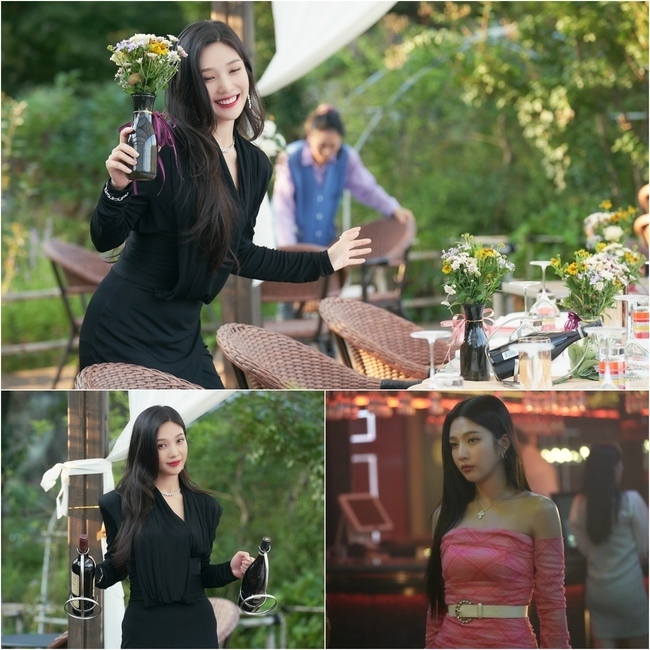 Hot Influencer Moment, which is expected to play by Park Soo-young, only one person, has been released.JTBCs new monthly drama Only One Person (playplayed by Moon Jung-min, directed by Oh Hyun-jong, produced by Keyeast Entertainment, JTBC Studio) is a human melodrama in which three women who met at the hospice come at the mercy of taking only one bad person before they die and face one person who is truly precious in life.Park Soo-young, who has been loved by bright energy, transforms death into the Judgment SNS influencer St. Mido at the peak of his life.St.Mido is the person who thinks the most important thing about others eyes so that he can look at the doctors eyes and emotions even when he finds out that life is not long.Even in front of the mirror, I take a picture at a favorite angle, inform the SNS of the deadline, and record my life in the hospice Morning Light.But behind it is the loneliness that no one knows, and I wonder what her pain is and what changes she will experience.The attractive appearance in the still, bright smile, colorful style, the influencer visual itself.The expectation is poured into Park Soo-youngs Acting Transform, which will delicately complete the complicated feelings of St. Mido, which is entangled with the time limit judgment at the peak of life and the events that are getting closer to death and at the same time unpredictable at the same time.Mido is a person who is full of human charm as well as visuals that are visible, the production team said.I think that thoughts and emotions appear in expression and tone, and I am more loving because I am honest with expression than anyone else.It is Midos charm that sometimes when you throw a word that is not noticed, it is just as bad as it is, but it can not be hated. I would like to ask for your expectation and interest in what kind of synergy this character will be expressed by Park Soo-young.It will be first broadcast on December 20 at 11 p.m. on JTBC. (Photo Offering = Keyeast Entertainment, JTBC Studio