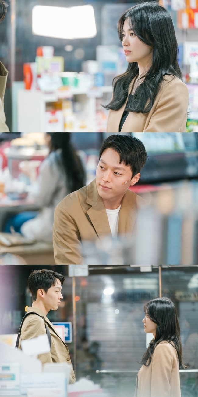 Song Hye-kyo and Jang Ki-yongs thrilling two-shots have been released.SBS gilt drama Now, Im breaking up (playplay by Jane/director Lee Gil-bok/creator Gline&Kang Eun-kyung/production Samhwa Networks, UAA/hereinafter Jihaeng) In the last 4 endings, Yoon Jae-guk (Jang Ki-yong) appeared in front of Ha-yong Eun (Song Hye-kyo) who wants to push himself out Did you miss me?I wanted to see you, he confessed, and the hearts of viewers were saddened.Ha-yeongs relationship with Yoon Jae-guk began in Paris 10 years ago.However, like the play of fate, their relationship was broken, and Ha-yeong fell in love with Yoon Jae-guks brother Yoon Soo-wan (Shin Dong-wook), not Yoon Jae-guk.However, Yoon Su-wan disappeared like Acting, giving Ha-yeong only two months of happiness, which left Ha-yeong unbelieving in love for a decade.For her, Yoon Jae-guk was a sweet one-night relationship.But Yoon was different. Ha-yeong expressed his frank favor and came forward without hesitation, and then revealed a sad link between Ha-yeong and Yoon Jae-guk 10 years ago.Yoon Jae-kook is the brother of Yoon Soo-wan, and Yoon Soo-wan died in a traffic accident on the way to meet Ha-yeong 10 years ago.Viewers who know the hearts of the two, who have become too big to push, hope that they will be lovers even in a sad fate.Meanwhile, on November 26, the production team of Jihejung released a scene where Ha-yeong and Yoon Jae-guk were together ahead of the 5th broadcast.Above all, the place where Ha-yeong and Yoon Jae-guk are together attracts Eye-catching. Ha-yeong tried to push Yoon Jae-guk out of knowing the relationship between Yoon Jae-guk and Yun Su-wan.So I would rarely meet Yoon Jae-guk unless it was a business situation, but they were facing each other in what seemed to be a very ordinary place.In the faces of the two people facing each other, it seems to be a date of an ordinary couple, and a smile is seen at first glance.