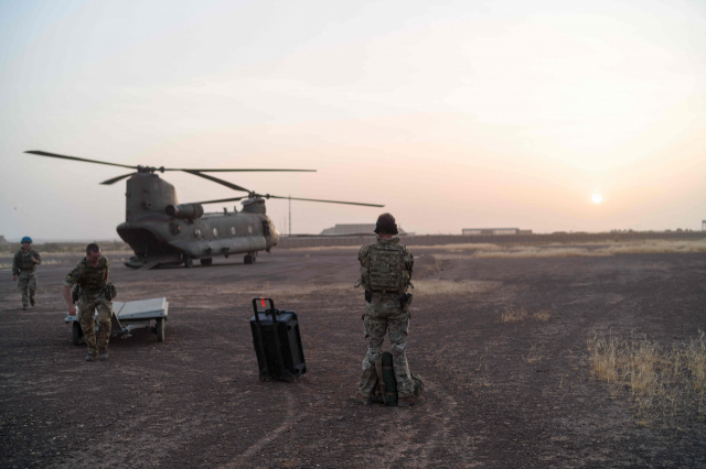 영국 육군 병사가 지난달 28일 말리 메나카의 합동 캠프 활주로에 착륙하기 위해 영국 보잉 치누크 헬기 앞에 서 있다./AFP연합뉴스