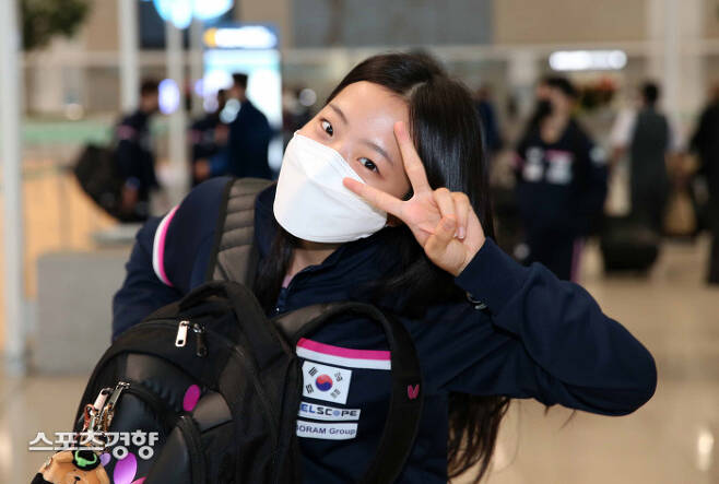 세계탁구선수권대회에 참가하는 신유빈이 18일 인천공항에서 취재진과 만나 특유의 미소를 짓고 있다. 월간탁구 제공