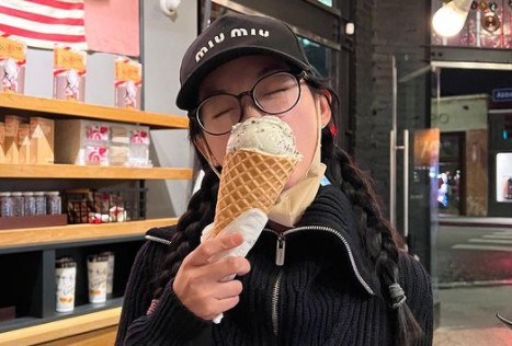 Actor Lee Yoo-Mi reveals affection for mint chocolateOn the 26th, Lee Yoo-Mi posted several photos on his instagram with the phrase life mint chocolate.Lee Yoo-Mi in the picture is eating Ice cream deliciously. It is cute to see a happy face while eating Ice cream of the size of the face.Above all, Lee Yoo-Mi boasted a small face size and a big eye that left a mask, which made people admire and surprised.Meanwhile, Lee Yoo-Mi has been loved worldwide by playing the role of Ji Young in the Netflix series Squid Game.Squid Game is a story about people who participated in the Survival of Questions with a prize money of 45.6 billion won, risking their lives to become the last winner and challenging the extreme game.