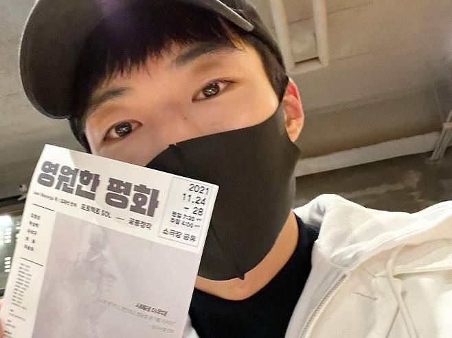 Actor Woo Do-hwan has reported on the latest.Woo Do-hwan posted a picture on his Instagram on Wednesday with a thumb emoticon.In the photo, Woo Do-hwan enjoyed his cultural life in a comfortable outfit. He wore a mask on a cap cap cap and left a self-portrait with a lantern-colored eye.Play Eternal Peace, seen by Woo Do-hwan, is the work of Spanish playwright Juan Majorga, who depicts violence and war in the dogs eyes.Fans cheered with comments such as I missed you and You look handsome.Meanwhile, Woo Do-hwan confirmed her appearance on Netflixs new series The Hunting Dogs.The hunting dogs based on the same name Naver Webtoon are the stories of three young people who are involved in the world of private debt after chasing money.