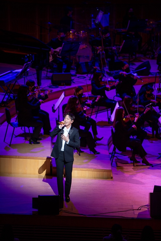 Jung Yong-hwa held a solo concert Wonderful Singer: Jung Yong-hwa at Lotte Concert Hall in Songpa-gu, Seoul on the 25th and met with fans.This performance was performed by Jung Yong-hwa with the Millennium Symphony London Philharmonic Orchestra, the representative London Philharmonic Orchestra.As it is an offline concert, it added meaning to the place where fans meet directly in about two years.The show was played with the main theme performances of the magnificent and exciting London Philharmonic Orchestras films Avengers and Bohemian Rhapsody, followed by Jung Yong-hwa, who sang songs loved by fans such as Won Ki-ok,  (Ban Mal Song) for first-time lovers, Love Light and Cant Stop ...Due to the COVID-19 anti-virus rules, the audience filled the hall with applause instead of shouting.Jung Yong-hwa has performed a colorful but laughing concert, communicating with fans with applause and inducing waves.Jung Yong-hwa gave pleasure and impression to the heart that I hope it will be a time to heal to you.In the second part of the performance, Jung Yong-hwa filled the performance hall with sophisticated emotional vocals and melted the audiences eardrums even in cold weather.The tone of Jung Yong-hwa, which blended with the London Philharmonic Orchestra accompaniment, was deeply impressive to the audience, with Bob, Its Cold, Y, Why....At the end of the performance, Jung Yong-hwa said, I was happy to be together. The fans responded with a strong applause instead of shouting the encore.Millennium Symphony London Philharmonic Orchestra and Jung Yong-hwa finished the performance beautifully with fans who expressed their support with their cell phone lights.Photo: FNC Entertainment