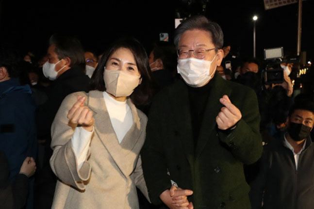이재명 더불어민주당 대선후보와 배우자 김혜경 씨가 27일 전남 여수의 명소인 낭만포차에서 시민들과 인사를 나누고 있다.(사진=뉴스1)