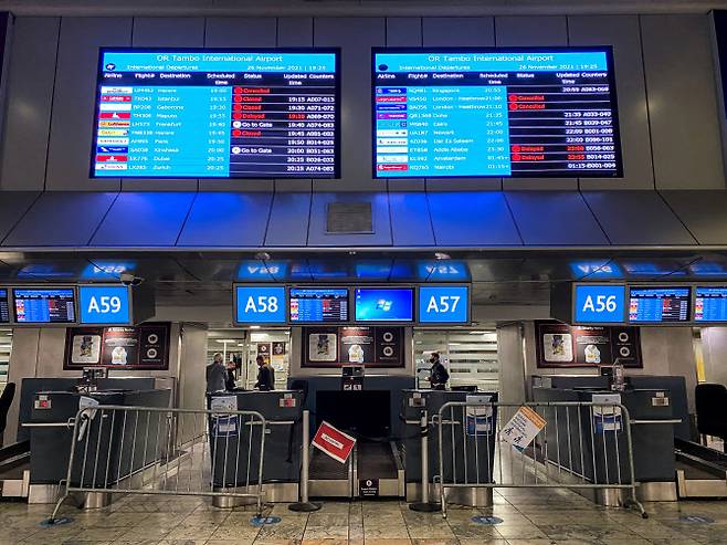 새로운 코로나19 변이바이러스 ‘오미크론 바이러스’의 출연으로 세계 각 국이 남아프리카공화국 및 인근국가에서 출발한 여행객들의 입국을 제한하고 있다. 남아공 요하네스버그의 탐보국제공항에서 영국 런던 히드로공항으로 가려는 항공편이 취소된 모습. (사진= 로이터)