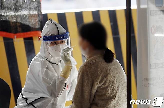 광주 북구 선별진료소에서 시민들이 신종 코로나바이러스 감염증(코로나19) 검사를 받고 있다.(광주 북구 제공)/뉴스1 DB © News1 정다움 기자
