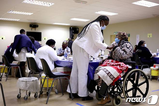 지난 5월17일(현지시간) 남아프리카공화국 요하네스버그 외곽에 있는 한 노인센터에서 신종 코로나바이러스 감염증(코로나19) 백신 접종이 이뤄졌다. © 로이터=뉴스1 © News1 윤지원 기자