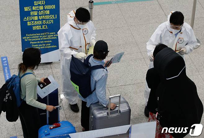 7월20일 인천국제공항 1터미널에 해외입국자들이 검역관을 통과하고 있다. 2021.7.20/뉴스1 © News1 안은나 기자