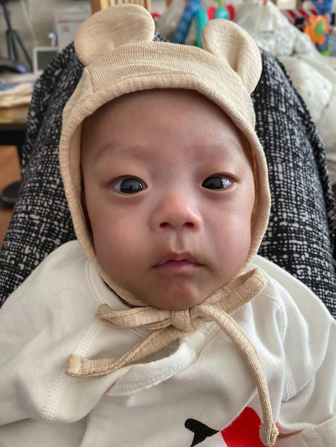 최근 3.3kg을 돌파한 건우의 모습. 눈도 잘 마주치고 옹알이도 시작했다고 한다. /이서은씨 제공