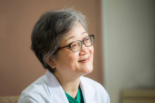 김애란 교수는 자신이 치료한 환자 얘기를 할 때 가장 많이 웃었다. 그는 “얼마 전엔 건우 이전에 국내에서 가장 작았던 아기(302g) 사랑이가 그네 타는 영상을 봤다”며 “얼마나 야무지게 잘 움직이는지 너무 기특했다”고 했다. /김종연 영상미디어 기자