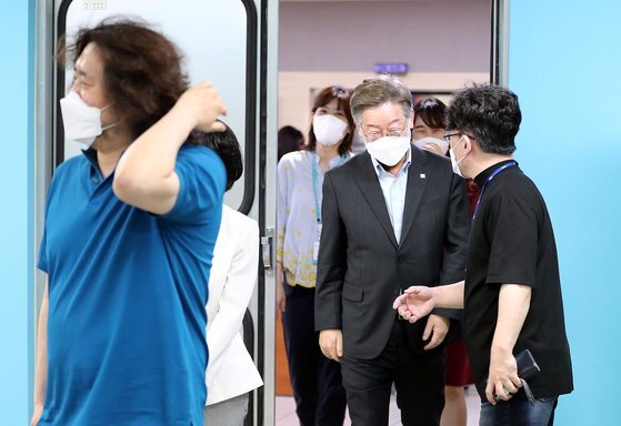 지난 7월 이재명 당시 경기지사(가운데)와 방송인 김어준 씨(왼쪽)가 서울 마포구 TBS 라디오국에서 진행된 '김어준의 뉴스공장' 일정을 마치고 이동하고 있다. 뉴스1