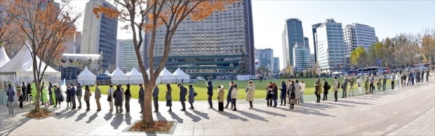 26일 서울 태평로 서울광장에 설치된 임시선별진료소에 코로나19 검사를 받으려는 시민들이 길게 줄을 서 있다.  /김영우 기자