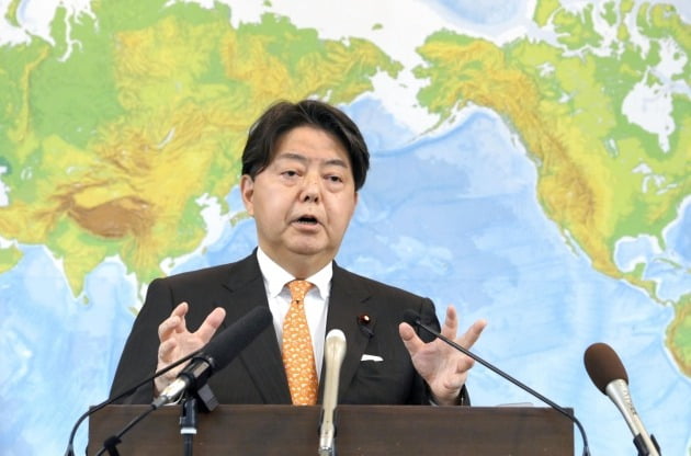 하야시 요시마사 신임 일본 외무상이 지난 11일 오전 일본 외무성에서 취임 기자회견을 하고 있는 모습./ 연합뉴스