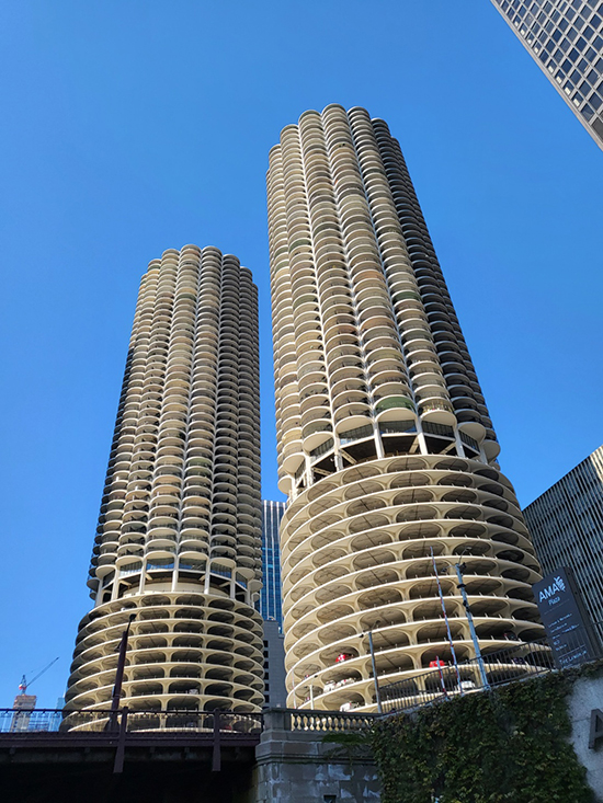 `옥수수 빌딩`으로 불리는 시카고의 주거-사무 복합빌딩인 `마리나 시티`. 저층은 주차공간으로 이뤄져 있다. /사진=송경은 기자