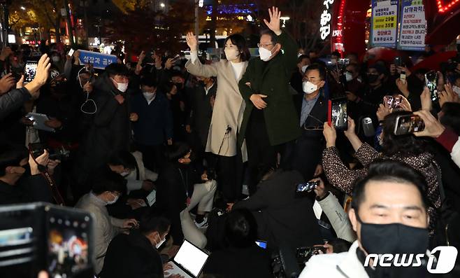 이재명 더불어민주당 대선후보와 배우자 김혜경 씨가 27일 전남 순천시 연향동 패션의 거리에서 시민들에게 인사를 하고 있다./ 사진=뉴스1