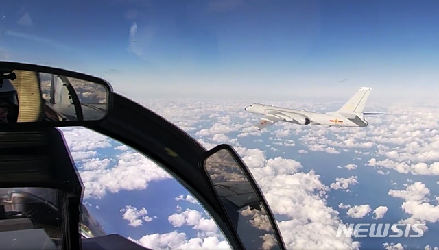[모스크바=AP/뉴시스] 러시아 국방부가 공개한 영상을 캡쳐한 사진으로, 중국군 훙(H)-6K 폭격기가 서태평양 상공을 비행하고 있다. 2020.12.23