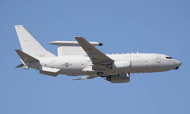 공군 E-737 공중조기경보통제기가 비행하고 있다. 세계일보 자료사진