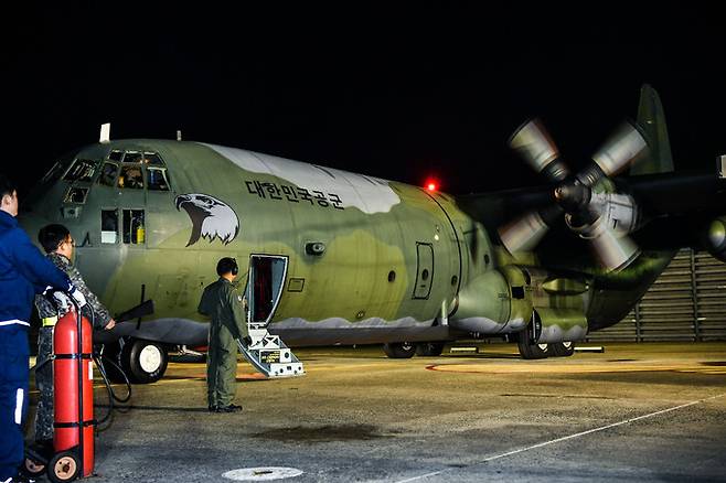 공군 C-130H 수송기가 야간 비행을 앞두고 엔진 등을 점검하고 있다. 세계일보 자료사진
