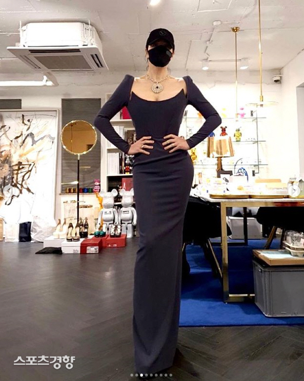 This is how Kim Hye-soo chose Dress.Actor Kim Hye-soo posted several photos of Dress on her SNS Instagram on the 26th.Kim Hye-soo in the photo wore a black mask and a hat and went to dress fitting at the Blue Dragon Film Festival.Kim Hye-soo posed in a membranous line of grey dress that naturally revealed his volume figure for the first time.In the second photo he stood in front of the mirror in a fantastic atmosphere of Purple Dress embroidered with gold; the third Dress was White.Stressing her constricted waist with volume sleeves, Dress was enough to draw attention.Dress, chosen by Kim Hye-soo, was the first and second Dress.At the 42nd Blue Dragon Film Awards ceremony held at KBS Hall in Yeouido on the 26th, Actor Kim Hye-soo stood on Red Carpet wearing a deep-breasted Square Neckline Dress.In the first part, she wore a gray mermaid dress and a purple dress at the second part.It is unusual for an actress to release a Dress fitting photo without setting hair and makeup.In the appearance of matching a black hat and a mask with a dress of tens of thousands of won, the netizens responded such as Kim Hye-soo is the only one who is dressed in a ball cap, the screen can not cover all of her sister, It is more beautiful than the Blue Dragon trophy, and Gae Hye-soo.On the other hand, Kim Hye-soo is getting a great boost from fans by revealing his comfortable daily life such as picking up garbage in a training suit on SNS, or showing a stranger in his pajamas.