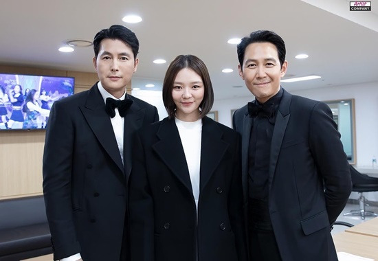 On the 27th, The ArtistFord Motor Company official Instagram said, Jung Woo-sung, Esom, Lee Jung-jae Actor!Acoms is a hot piece. It is a perfect combination of warm and perfect. Lee Jung-jae, Jung Woo-sung and Esom, who attended the 42nd Blue Dragon Film Awards ceremony held at KBS Hall in Yeouido, Seoul on the 26th, gathered in the waiting room and took pictures affectionately.The three are eating a pot at The ArtistFord Motor Company.Lee Jung-jae and Jung Woo-sung were the winners of the Best Director Award, and last year, Esom, the winner of the Blue Dragon Film Award, attended the Best Supporting Actress Award.Photo = The ArtistFord Motor Company Instagram