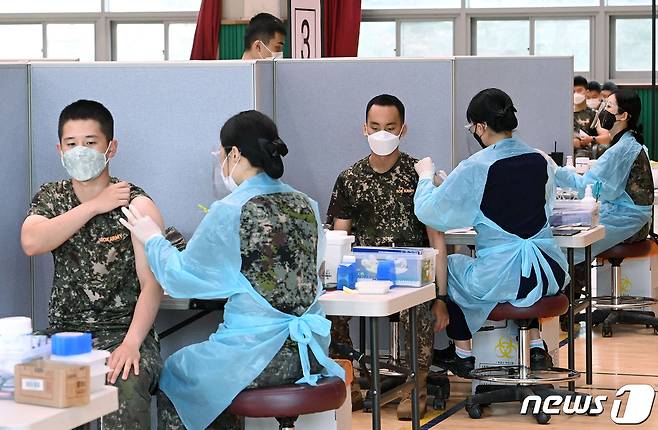군 장병 코로나19 백신 접종. 2021.6.24/뉴스1 © News1 국회사진취재단