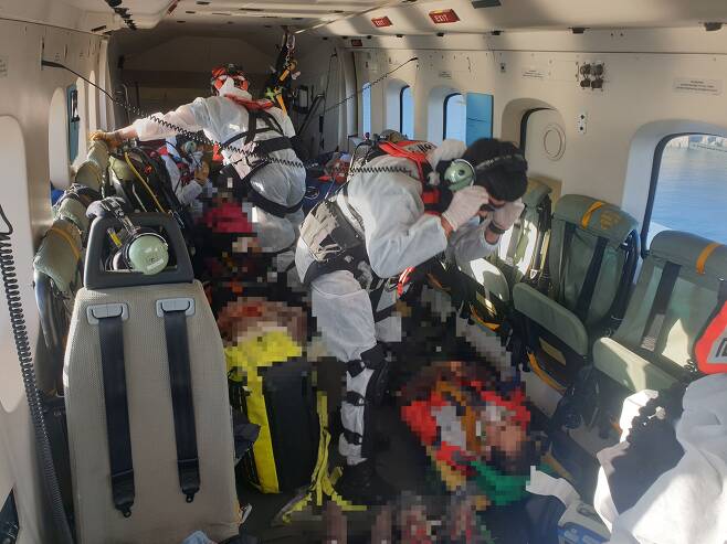 28일 오후 경남 통영시 욕지도 모노레일이 탈선해 승객 8명이 다쳤다. 부상자를 태운 헬기 안 모습. /통영해경