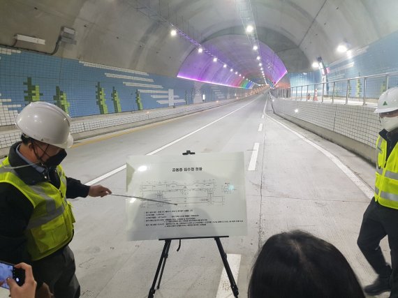 이상빈 보령해저터널 건설공사 감리단장이 충남 보령해저터널 최하단부인 해저면 아래 80m 지점에서 터널 구조에 대해 설명하고 있다.